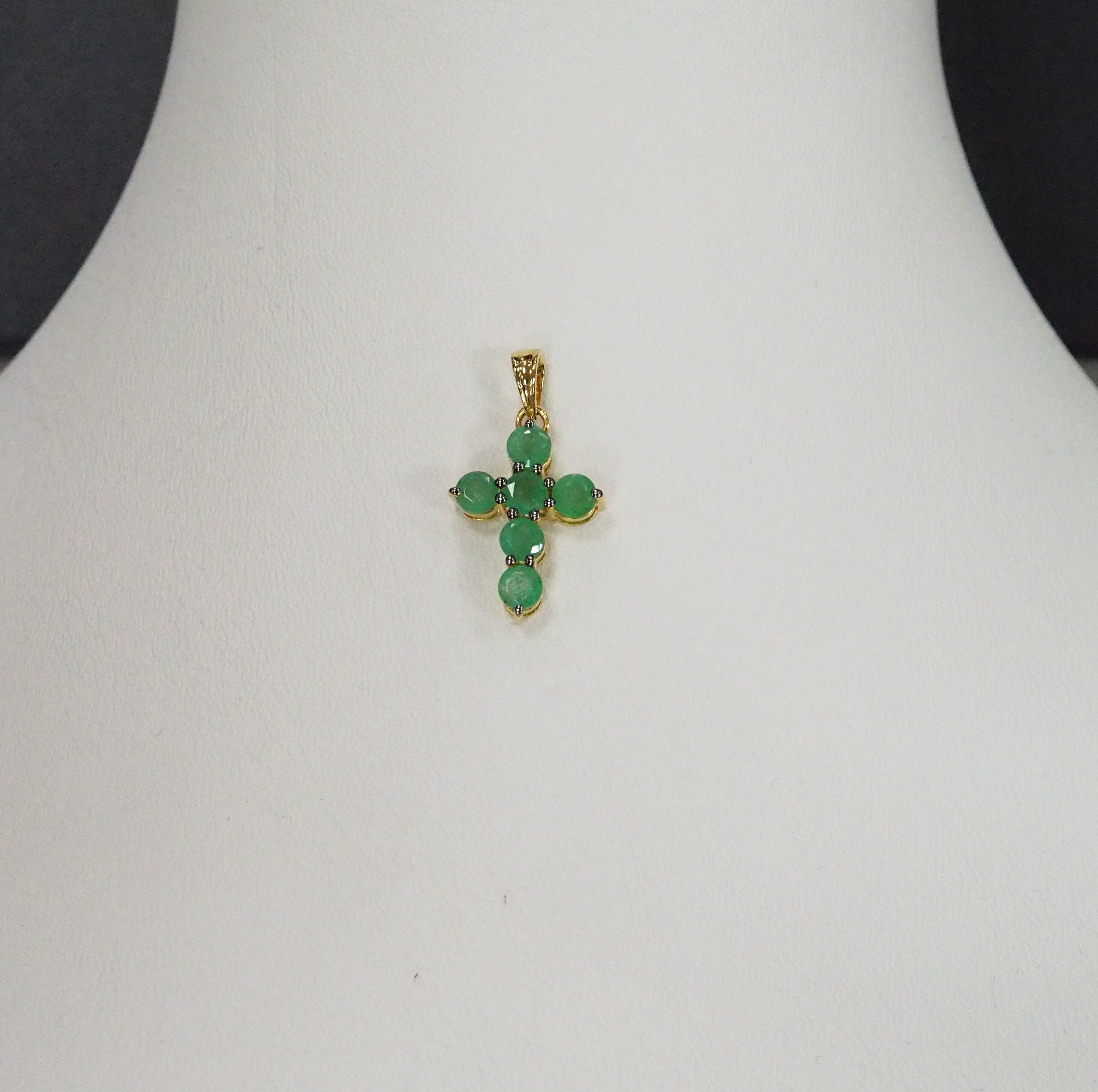 Серебряная подвеска-крест с изумрудами